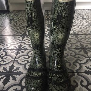 Bearpaw women's rainboots size US 6